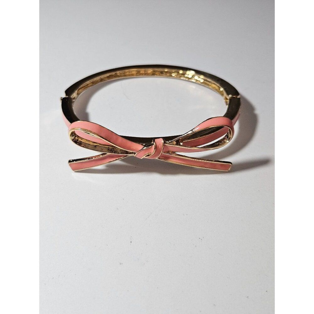 Gold tone pink bow bracelet 6"